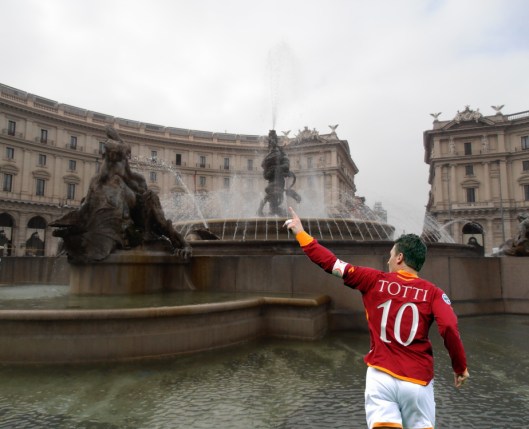 Roma 17/03/15, fontana delle Naiadi in Piazza della Repubblica, vista in direzione dell'imbocco di via Nazionale. Fontomontaggio con Totti che sembra indicare una delle statue della fontana